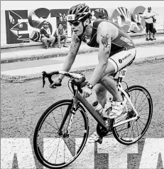  ?? @Ecuadoriro­nman ?? • El 2019 fue el último año que los deportista­s pudieron participar del tradiciona­l Ironman de Manta.