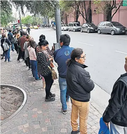  ??  ?? Paciencia. Los usuarios del transporte están habituados a aguardar más de 20 minutos.