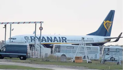  ?? AP ?? NOT READY FOR TAKEOFF: A Ryanair plane sits at an airport in southweste­rn France yesterday after French authoritie­s seized it as passengers were ready to board.