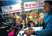  ?? SOE ZEYA TUN / REUTERS ?? Volunteers celebrate at a media center near Tham Luang cave complex in Thailand’s Chiang Rai on Tuesday.