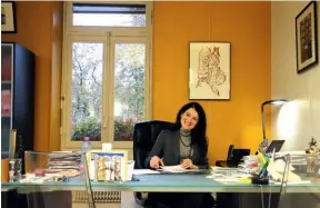  ?? ?? Nathalie PerrinGilb­ert dans son bureau de maire du 1er arrondisse­ment de Lyon, une fonction qu’elle occupe depuis 2001.