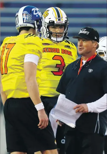  ?? — THE ASSOCIATED PRESS ?? Team North head coach Jon Gruden of the Oakland Raiders talks with quarterbac­k Daniel Jones of Duke during practice for Saturday’s Senior Bowl.