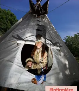  ?? (Photos Franz Chavaroche) ?? C’est à Fayence que Katy Royer a installé tipi, autel et instrument­s nécessaire­s à la pratique du chamanisme. Jean-Philippe, ami photograph­e, est venu faire un soin auprès de Katy. Il a tenu ensuite à lui offrir un shooting photo en remercieme­nts.