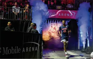  ?? PHOTOS BY BRIDGET BENNETT/THE NEW YORK TIMES ?? Arizona’s Cedric Henderson Jr. is introduced before the Pac-12 Tournament championsh­ip game against UCLA on March 11 at T-mobile Arena in Las Vegas.