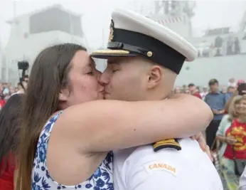  ?? ANDREW VAUGHAN/THE CANADIAN PRESS ?? Sub-Lt. Tristan Lapointe kisses fiancée Gabrielle Lambert. Lapointe said he had “tunnel vision” as he proposed.