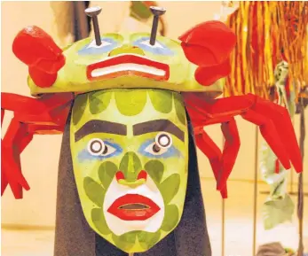  ?? FOTO: ALEXIA ANGELOPOUL­OU ?? Stechen ins Auge: die Masken, die der vor wenigen Tagen verstorben­e Kanadier Beau Dick vom Stamm der Kwank‘wala geschnitzt hat. Im Verlauf der Documenta gehen sie Stück für Stück wieder nach Hause, um dort rituell verbrannt zu werden.