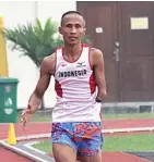  ?? TYASEFANIA FEBRIANI/JAWA POS ?? PANTANG MENYERAH: Amin Alwachija, 49, berlari di Lapangan Thor, Surabaya, kemarin.