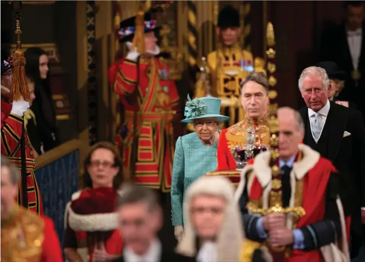  ??  ?? Den britiske dronning Elizabeth talte torsdag til det nye parlament og erklaerede, at regeringen­s prioritet er at indfri valgløftet om at få brexit gennemført den 31. januar 2020. Foto: Matt Dunham/Reuters
