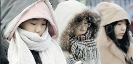  ?? HONG JIN- HWAN/ AFP/ GETTY IMAGES ?? South Korea’s government, worried about shrinking power reserves after a September blackout, has ordered staff in 19,000 government offices to keep indoor temperatur­es below 18 degrees.