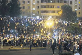  ?? SERGEI GRITS — THE ASSOCIATED PRESS ?? Protesters gather after the Belarusian presidenti­al election in Minsk, Belarus, Sunday, Aug. 9, 2020.