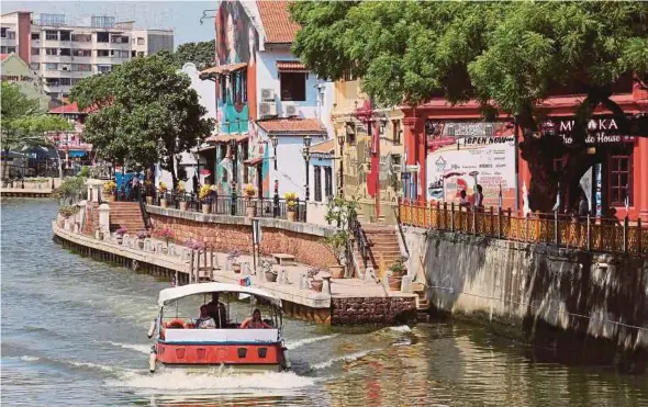  ?? PIX BY RASUL AZLI SAMAD ?? The Melaka River Cruise is one of the state’s top attraction­s.