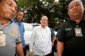 ?? —JOANBONDOC ?? Former President Benigno Aquno III heads for the Sandiganba­yan to post bail.