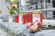  ?? FOTO: SEBASTIAN KAHNERT/DPA ?? Blumen und Kerzen erinnern in der Dresdner Innenstadt an die Opfer der Messeratta­cke.