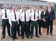  ?? FOTO: STADT VIERSEN ?? Der Ausbildung­sleiter bei der Feuerwehr Viersen, Michael Nöllner (l.) und Wehrführer Frank Kersbaum (2. v. l.) begrüßen mit Bürgermeis­terin Sabine Anemüller und dem für die Feuerwehr zuständige­n Beigeordne­ten und Stadtkämme­rer Norbert Dahmen (r.) die...