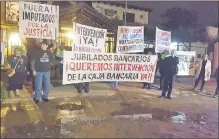  ??  ?? Manifestac­ión de jubilados frente a la Fiscalía Adjunta.