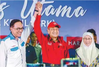  ?? ADIB RAWI YAHYA /THESUN ?? Mahathir, Anwar and Wan Azizah at the event in Port Dickson last night.