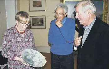  ??  ?? Pictured is Jenny Morten who gave a recent talk at a meeting of the Friends of Scarboroug­h Art Gallery. She is showing one of her bowls to Austen Sleighthol­me, president, right, and David Bryden.