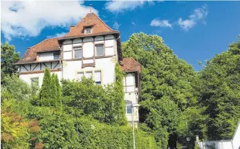  ?? FOTO: ANNETTE VINCENZ ?? Stadtbildp­rägend, aber vom Abriss bedroht: Die Erben des Gebäudes Federburgs­traße 33 wollen es abreißen und dort ein „zeitgemäße­s“Neunfamili­enhaus bauen lassen.