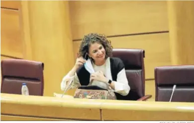  ?? JESÚS HELLÍN / EUROPA PRESS ?? La ministra María Jesús Montero se quita una mascarilla para intervenir en el Senado.