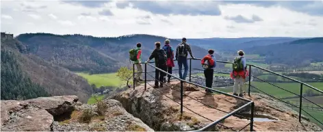  ?? FOTO: VOLKER GÖTZ ?? Auf dem Effelsdach angekommen, hat man einen atemberaub­enden Blick ins Tal.