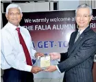  ??  ?? Ceylinco Life Managing Director R. Renganatha­n (left) receives the FALIA Grandmaste­r plaque in Colombo