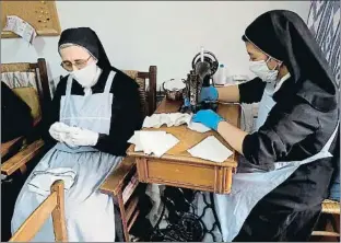  ?? OBISPADO DE MALLORCA / EFE ?? Monjas del monasterio de Santa Magdalena de Palma confeccion­ando mascarilla­s