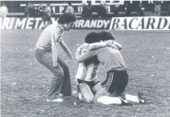  ??  ?? Emblemátic­o Abrazo del alma, del 78, de Ricardo Alfieri