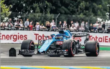  ??  ?? Fernando Alonso pilota el Renault RS18 con los colores de Alpine en su exhibición en la previa de Le Mans.