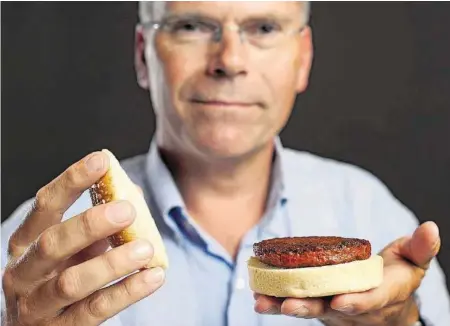  ?? DAVID PARRY/PA/MOSA MEAT ?? Mit der Technologi­e von Mosa Meat wird aus tierischen Zellen Fleisch im Reagenzgla­s gezüchtet.