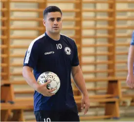  ?? Bild: ERIK WEIEFORS ?? LEDARE OCH LANDSLAGSM­AN. Hector Maravilla är tränare för IFK Uddevalla futsals nya juniorlag. Ett lag som många ungdomar vill vara med i.