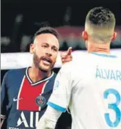  ?? REUTERS ?? PSG’s Neymar (L) clashes with Marseille’s Alvaro Gonzalez.