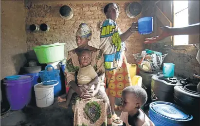  ??  ?? Abhijit V. Banerjee y Esther Duflo Traducción de Francisco Javier Mato Díaz Taurus. Madrid, 2012 372 páginas Precio:
Una mujer mece a su hijo en una aldea de Tanzania mientras su madre toma una jarra de agua