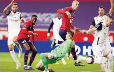  ?? Reuters ?? ↑
Players of Lille and Montpellie­r in action during their French League match on Friday.