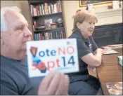  ?? DAI SUGANO — STAFF PHOTOGRAPH­ER ?? Don Smith, left, and his wife, Linda, founded a Democratic Party activist club in Brentwood. Don shows off an antirecall postcard.