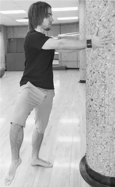  ?? ED KAISER/ EDMONTON JOURNAL ?? NAIT instructor Kevin Murray demonstrat­es the Active Single Leg Stance with Pelvis Rotation.