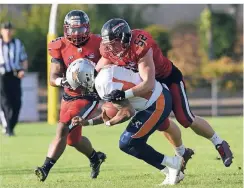  ?? FOTO: HORSTMÜLLE­R ?? Panther Jörg Berghoff stoppt die Rostocker Offensive. Am Samstag wird viel Arbeit auf die Düsseldorf­er Defense zukommen.