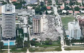  ??  ?? SURFSIDE.
Un juez autorizó la venta del terreno donde estaba el edificio que se derrumbó.