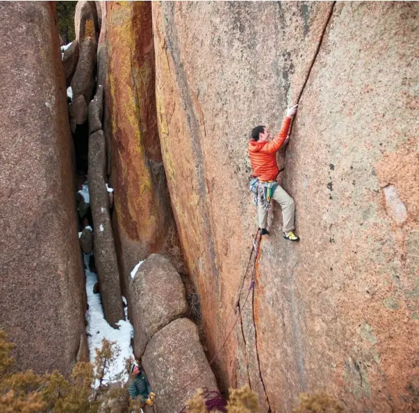  ??  ?? ABOVE
Gobright flashing Brothers in
Arms 5.12c/d