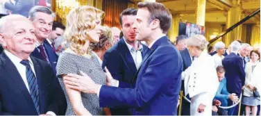  ?? Agence France-presse ?? ↑ Tiphaine Auziere (left), daughter of French first lady Brigitte Macron, speaks to Emmanuel Macron after he is swornin for a second term in Paris on Saturday.