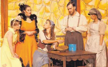  ?? FOTO: THEATER LIBERI /DANIELA LANDWEHR ?? Aschenputt­el beim Linsenzähl­en: Das Theater Liberi hat das Grimm-Märchen in moderne Musical-Form gebracht.