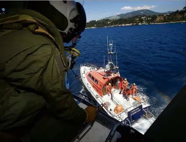  ?? (Photos Patrick Blanchard) ?? Pour le e anniversai­re du Centre régional opérationn­el de surveillan­ce et de sauvetage de la Méditerran­ée, située sur le littoral de La Garde, une vedette de la SNSM et un hélicoptèr­e de la Marine nationale, dédié à l’action de l’État en mer, ont...