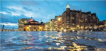  ?? FOTO: DPA ?? Tief „Benjamin“in Aktion: Der Hamburger Fischmarkt mit der Fischaukti­onshalle stand während der ersten Sturmflut des noch jungen Jahres am Dienstag unter Wasser.