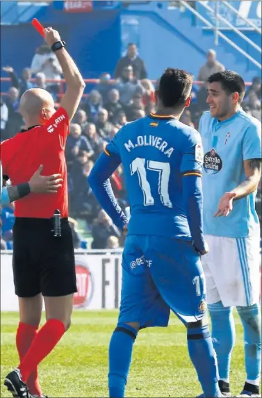  ??  ?? EL DETONANTE. González Fuertes expulsó a Maxi Gómez al enseñarle dos amarillas seguidas.