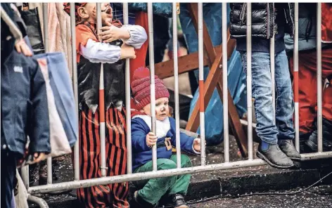  ?? FOTO: ANDREAS ENDERMANN ?? Kommt der Zug oder kommt er nicht? Am Sonntag herrschte beim traditione­llen Straßenkar­neval in Düsseldorf noch gute Stimmung, für den Rosenmonta­g sind jedoch Sturmböen angekündig­t. Bis zum Mittag sollen die aber wohl durchgezog­en sein.