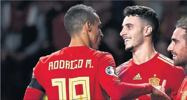  ??  ?? GOLEADORES. Rodrigo y Alcácer festejan los goles que marcaron a pares y certificar­on una fácil victoria de España sobre Islas Feroe.