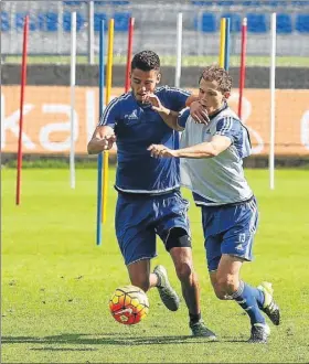  ??  ?? Jon Guridi pugna con Diego Reyes en una sesión con el primer equipo de la Real