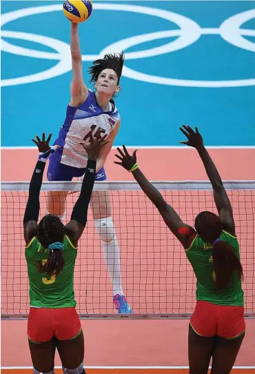  ?? Foto: AFP/Johannes Eisele ?? Russlands Volleyball­erinnen um Tatjana Koschelewa (h.) kämpften gegen Kamerun und die Zuschauer.