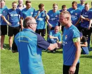  ?? FOTO: HANNES TEICHMANN ?? Die SG Leimbach ist Staffelsie­ger in der Kreisliga. Kapitän Nils Hesse nahm den Pokal entgegen.