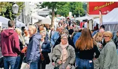  ?? FOTO: MOLL (ARCHIV) ?? Das Gedränge liegt in der Natur der Sache beim Altstadtfe­st. Ob das dieses Jahr stattfinde­t, ist weiterhin fraglich.