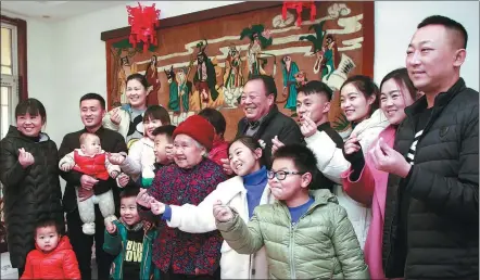  ?? ZHANG ZHAOMENG / FOR CHINA DAILY ?? Four generation­s of a family living near Puyang, Henan province, make a hand gesture signifying the heart on Saturday. A video of the family has gone viral on the internet.